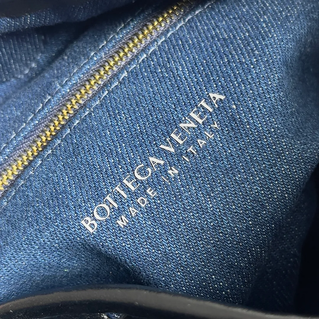 Batch 1860 BOTTEGA VENETA new women's small size Hop shoulder bag, denim & leather, two materials, the special edition Hop is super handsome, BV fans must not miss it. Made of two kinds of materials, the bag is soft and languid. Hop symbolizes innovation and eternal craftsmanship. The pyramid silhouette is both practical and fashionable, modern and casual, and the double-sided closure design of the bag is more convenient and safe! It can be carried by hand or on the shoulder to show multiple styles in different occasions, and it can be flexibly integrated into every moment, making it more refined and easy to use. Style number: 789028 Size: 41*20.5*7.5cm
